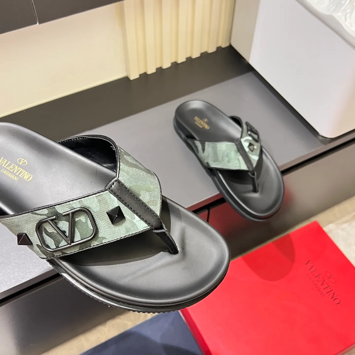 p300《VALENTINO》Warren Men🧍‍♂️Spring and Summer New Style. Cowhide logo flat slippers, elegant sandals, the same style worn by celebrities, original molding, imported calfskin. Rubber outsole. Soft and durable, full set of counter packaging, 38-44!